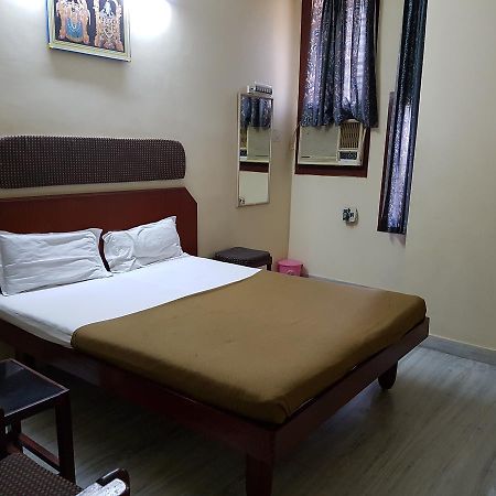 Отель Sri Sai Residency Тирупати Экстерьер фото