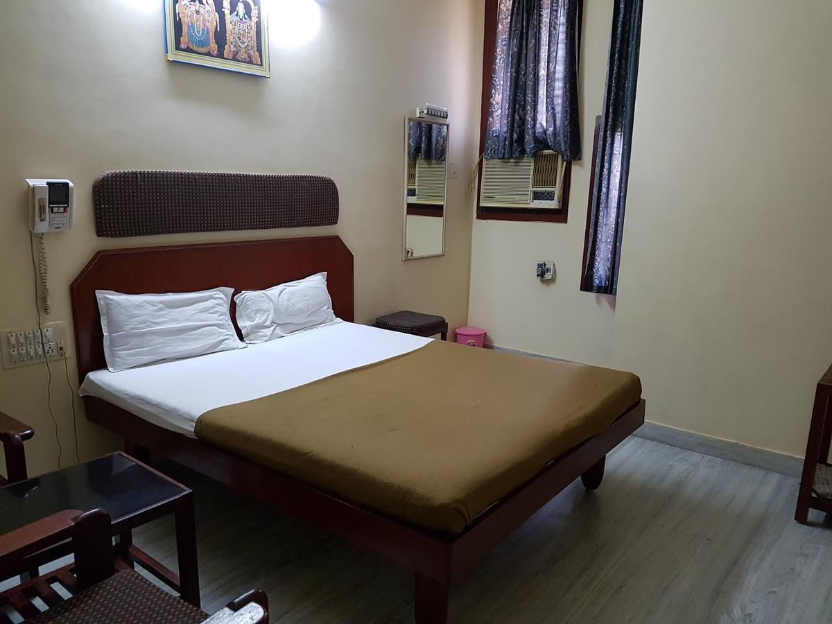 Отель Sri Sai Residency Тирупати Экстерьер фото
