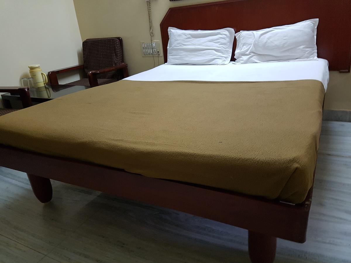 Отель Sri Sai Residency Тирупати Экстерьер фото