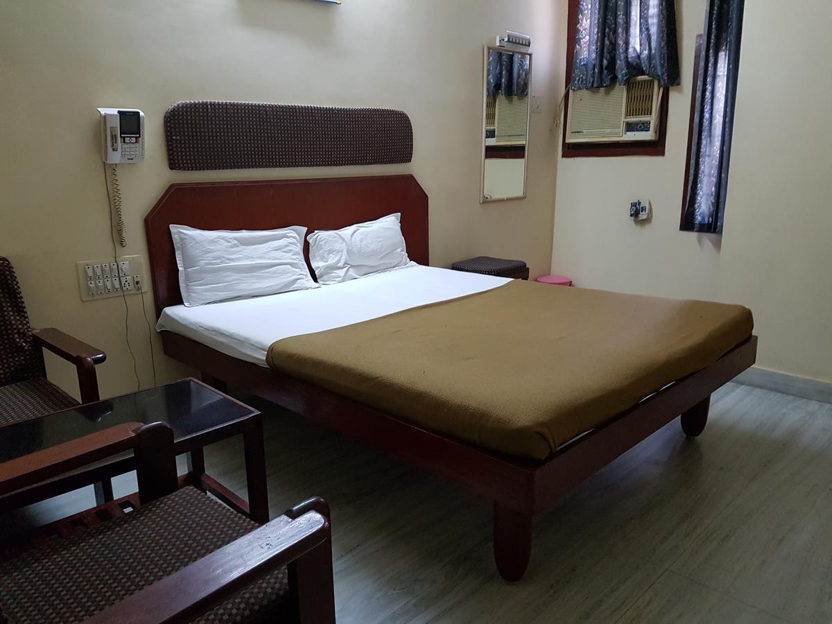 Отель Sri Sai Residency Тирупати Экстерьер фото