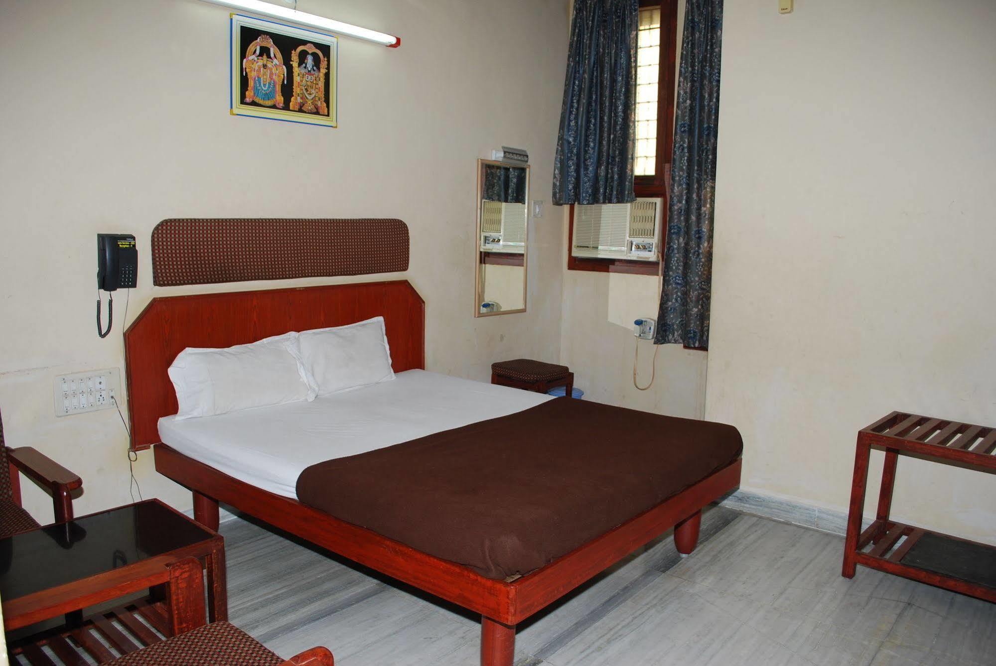 Отель Sri Sai Residency Тирупати Экстерьер фото