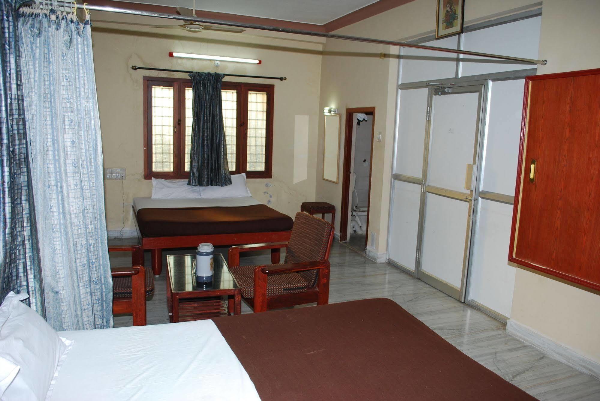 Отель Sri Sai Residency Тирупати Экстерьер фото