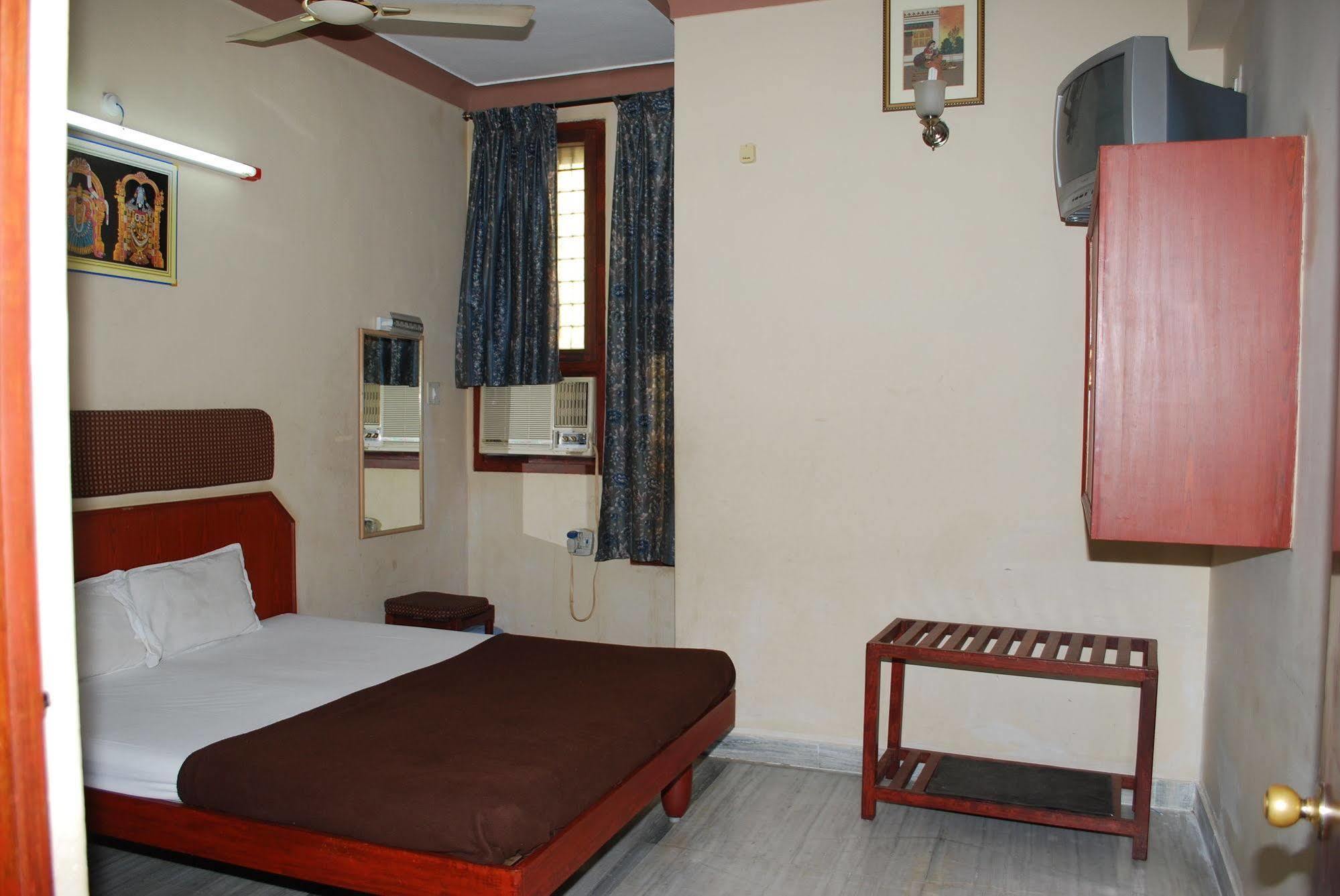 Отель Sri Sai Residency Тирупати Экстерьер фото