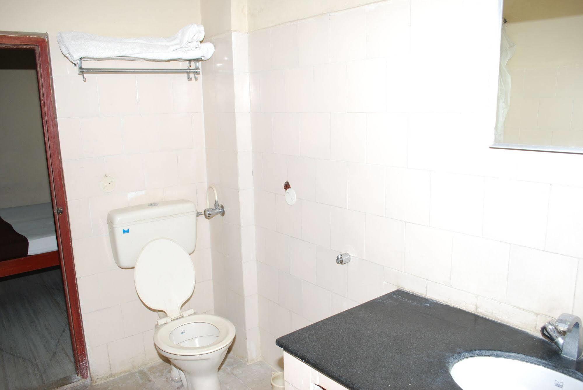 Отель Sri Sai Residency Тирупати Экстерьер фото