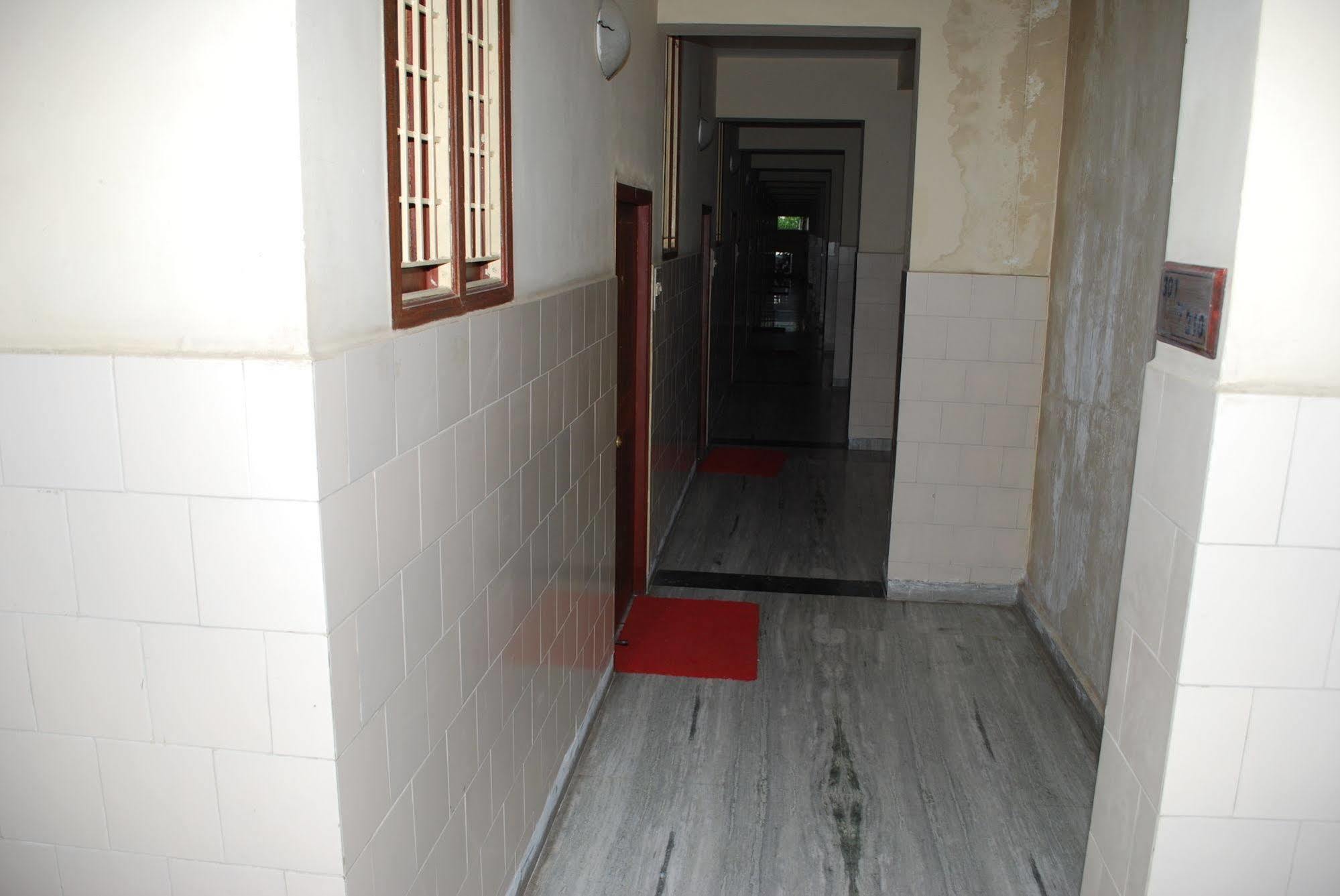 Отель Sri Sai Residency Тирупати Экстерьер фото